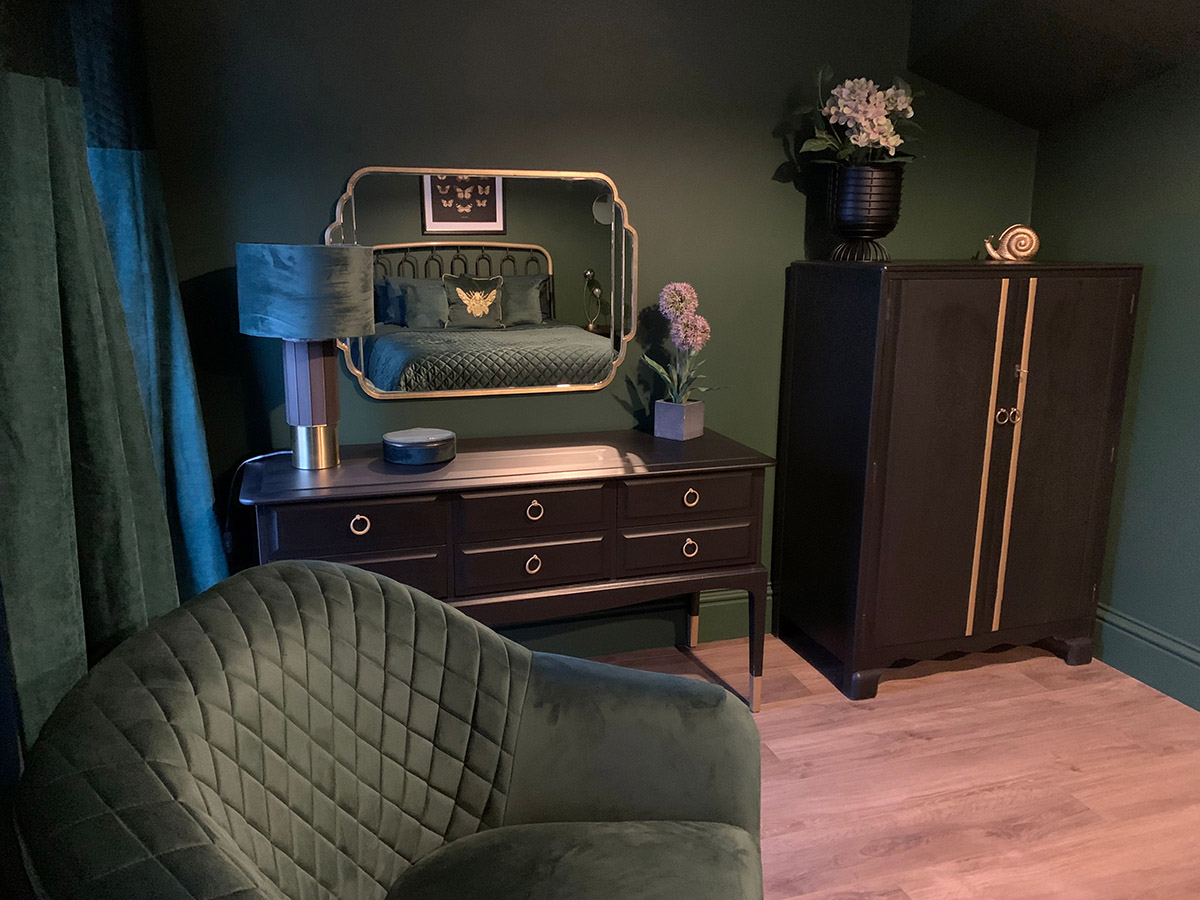 No.11 green bedroom dresser